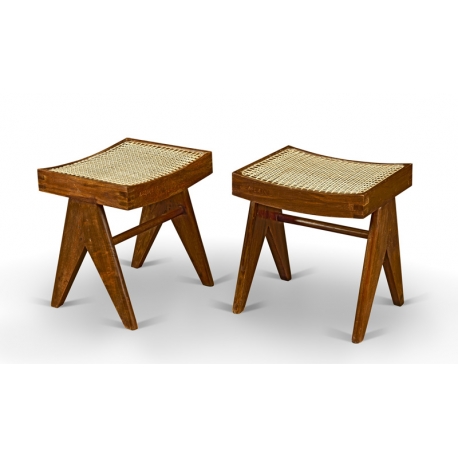 Pierre JEANNERET. Tabouret bas en teck.