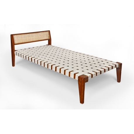 Pierre JEANNERET. Lit simple dit "single bed design" en teck massif et cannage tressé. 