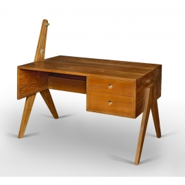 Pierre JEANNERET. Bureau en teck massif. Plateau rectangulaire fixé sur double piètements latéraux type "compas" asymétriques.