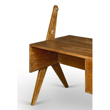 Pierre JEANNERET. Bureau en teck massif. Plateau rectangulaire fixé sur double piètements latéraux type "compas" asymétriques.