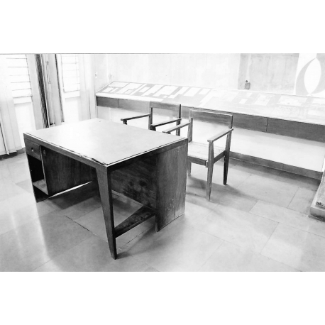 Pierre JEANNERET. Bureau en teck.